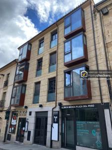 un edificio en la esquina de una calle en Alojamiento Centro de Salamanca, en Salamanca