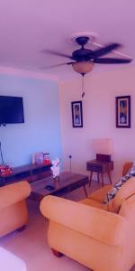 TV o dispositivi per l'intrattenimento presso Sea Piton View Apartment- Location, Convenience, Modern Living