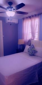 Letto o letti in una camera di Sea Piton View Apartment- Location, Convenience, Modern Living