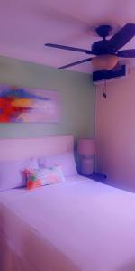 Letto o letti in una camera di Sea Piton View Apartment- Location, Convenience, Modern Living
