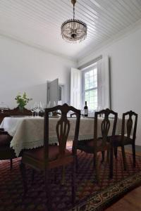 a dining room with a table with chairs and a chandelier at Casa de São Roque - Lamego in Cambres
