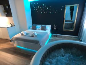 a bedroom with two beds and a bathtub with a tub at Apartment Zagreb Jacuzzi in Zagreb