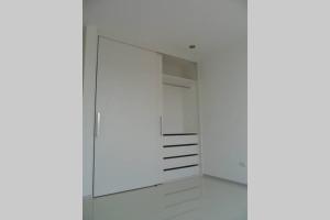 Habitación con armario blanco con puertas de cristal. en Apartment level 1 Elegant primer piso Edificio de Apartamentos Moderno en San Borja Lima, en Lima