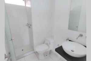 a bathroom with a toilet and a shower and a sink at Apartment level 1 Elegant primer piso Edificio de Apartamentos Moderno en San Borja Lima in Lima