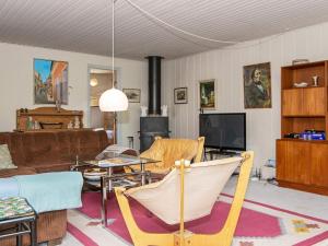 Bøstrupにある6 person holiday home in H jslevのリビングルーム(ソファ、テーブル付)