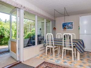 Bøstrup的住宿－6 person holiday home in H jslev，厨房以及带桌椅的用餐室。