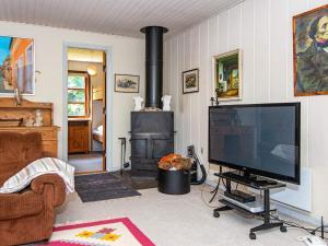 Bøstrup的住宿－6 person holiday home in H jslev，一间带电视和壁炉的客厅