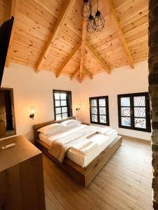 Кровать или кровати в номере Amalia Hotel