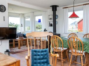 リンケビングにある6 person holiday home in Ringk bingのキッチン、リビングルーム(テーブル、椅子付)