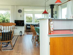 リンケビングにある6 person holiday home in Ringk bingのキッチン、リビングルーム(テーブル、椅子付)