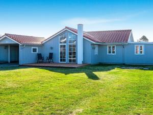 niebieski dom z trawnikiem przed nim w obiekcie Holiday home Esbjerg V XVII w mieście Esbjerg