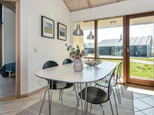 jadalnia z białym stołem i krzesłami w obiekcie 8 person holiday home in Ulfborg w mieście Ulfborg