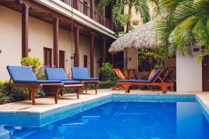 Hotel con Corazón Granada内部或周边的泳池