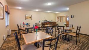 jadalnia z drewnianymi stołami i krzesłami w obiekcie Best Western Nebraska City Inn w mieście Nebraska City