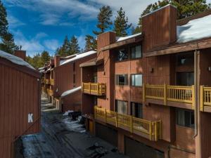 una fila de edificios de apartamentos con balcones amarillos en Mammoth Ski & Racquet Club #105 - Pet Friendly, en Mammoth Lakes