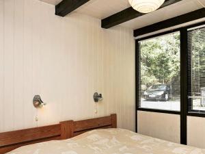 Spidsegårdにある5 person holiday home in Nexのベッドルーム(ベッド1台、窓付)