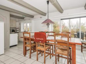 eine Küche und ein Esszimmer mit einem Tisch und Stühlen in der Unterkunft Holiday home Højer IV in Højer
