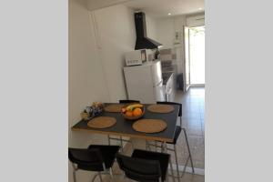 uma cozinha com uma mesa com uma taça de fruta em Calanques de Sormiou em Marselha