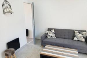 uma sala de estar com um sofá e uma mesa em Calanques de Sormiou em Marselha