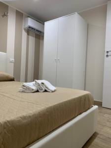 A bed or beds in a room at Case vacanza Sole e Luna