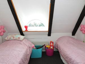 2 camas individuales en una habitación con ventana en 4 person holiday home in Hadsund en Haslevgårde