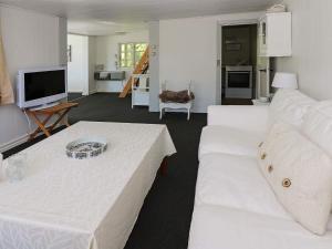 Haslevgårdeにある4 person holiday home in Hadsundのリビングルーム(白いソファ2台、テレビ付)