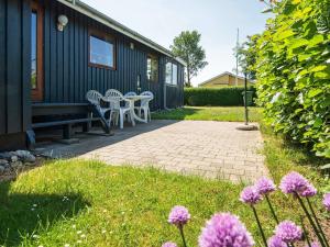 Ein Garten an der Unterkunft 5 person holiday home in Juelsminde