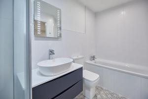 Baño blanco con lavabo y aseo en Host & Stay - The Townhouse en Whitby