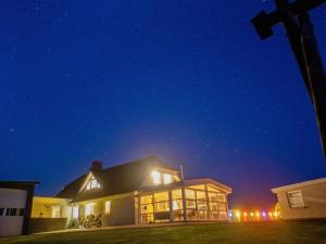 eine Kirche in der Nacht mit Sternenhimmel in der Unterkunft 8 person holiday home in Hurup Thy in Helligsø