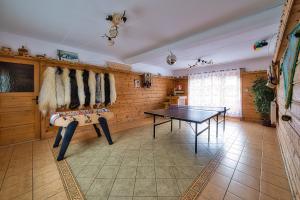 a dining room with a table and a bench at Dunajecki Zakątek z Jacuzzi in Biały Dunajec