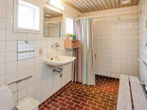Koupelna v ubytování 6 person holiday home in Pandrup