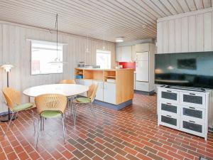 Kuchyň nebo kuchyňský kout v ubytování 6 person holiday home in Pandrup