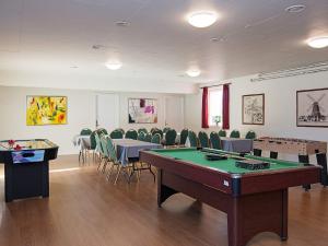 - une salle de conférence avec un billard et des chaises dans l'établissement Modern Holiday Home in Jutland with Terrace, à Hurup