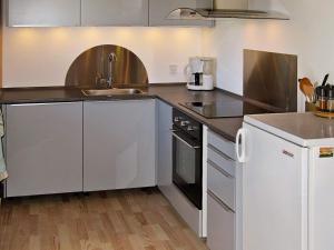 cocina con fregadero y encimera en 4 person holiday home in S by en Nordost