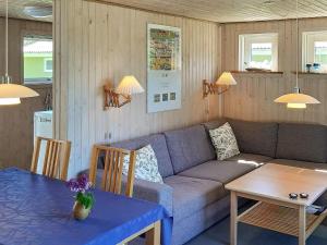salon z kanapą i stołem w obiekcie 4 person holiday home in S by w mieście Nordost
