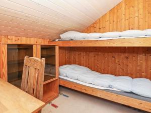 ブラーバンドにある8 person holiday home in Bl vandの木造キャビン(二段ベッド2組付)