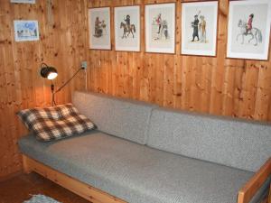 Vester Sømarkenにある5 person holiday home in Aakirkebyの壁に絵が描かれた部屋のソファ