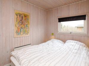 เตียงในห้องที่ Three-Bedroom Holiday home in Spøttrup 3