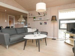 Et sittehjørne på Three-Bedroom Holiday home in Spøttrup 3