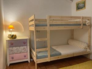 Dviaukštė lova arba lovos apgyvendinimo įstaigoje Monte do Pombal