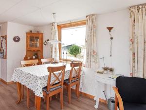 Posezení v ubytování 5 person holiday home in Fanø