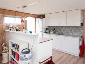 Kuchyň nebo kuchyňský kout v ubytování 5 person holiday home in Fanø