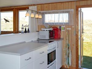Kuchyň nebo kuchyňský kout v ubytování 5 person holiday home in Fanø
