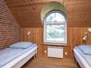 ロッケンにあるThree-Bedroom Holiday home in Løkken 1の窓付きの部屋 ベッド2台