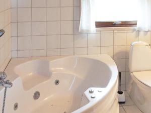 eine weiße Badewanne im Bad mit WC in der Unterkunft 7 person holiday home in Broager in Broager