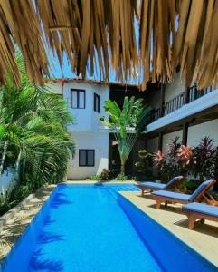 格拉纳达Hotel con Corazón Granada的度假村中央的游泳池