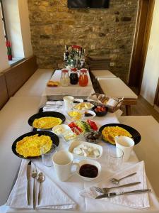 una mesa con muchos platos de comida. en Amalia Hotel en Berat