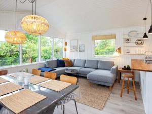 sala de estar con sofá y mesa en 6 person holiday home in Karreb ksminde, en Karrebæksminde