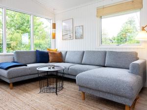 sala de estar con sofá y mesa en 6 person holiday home in Karreb ksminde, en Karrebæksminde