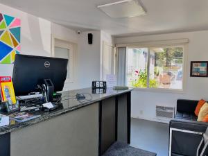 Una cocina o zona de cocina en Ashland Motel - Oregon